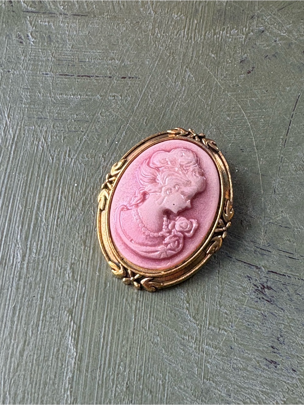Vintage-Style Pink Cameo Pendant Brooch in Gold Frame